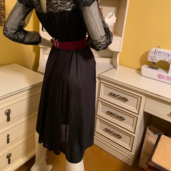 Vintage black dress with lace detail. - Picture 7 of 8